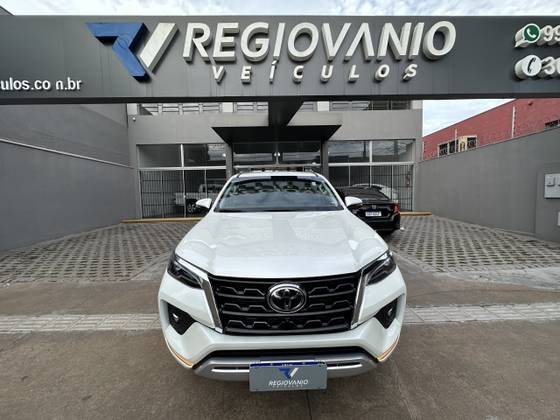 TOYOTA HILUX SW4 2.8 D-4D TURBO DIESEL SRX 7L 4X4 AUTOMÁTICO
